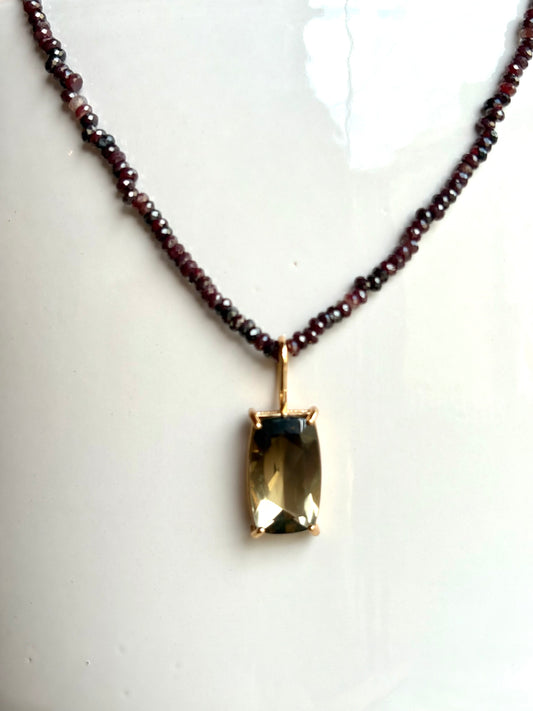 Colar longo granada e green gold