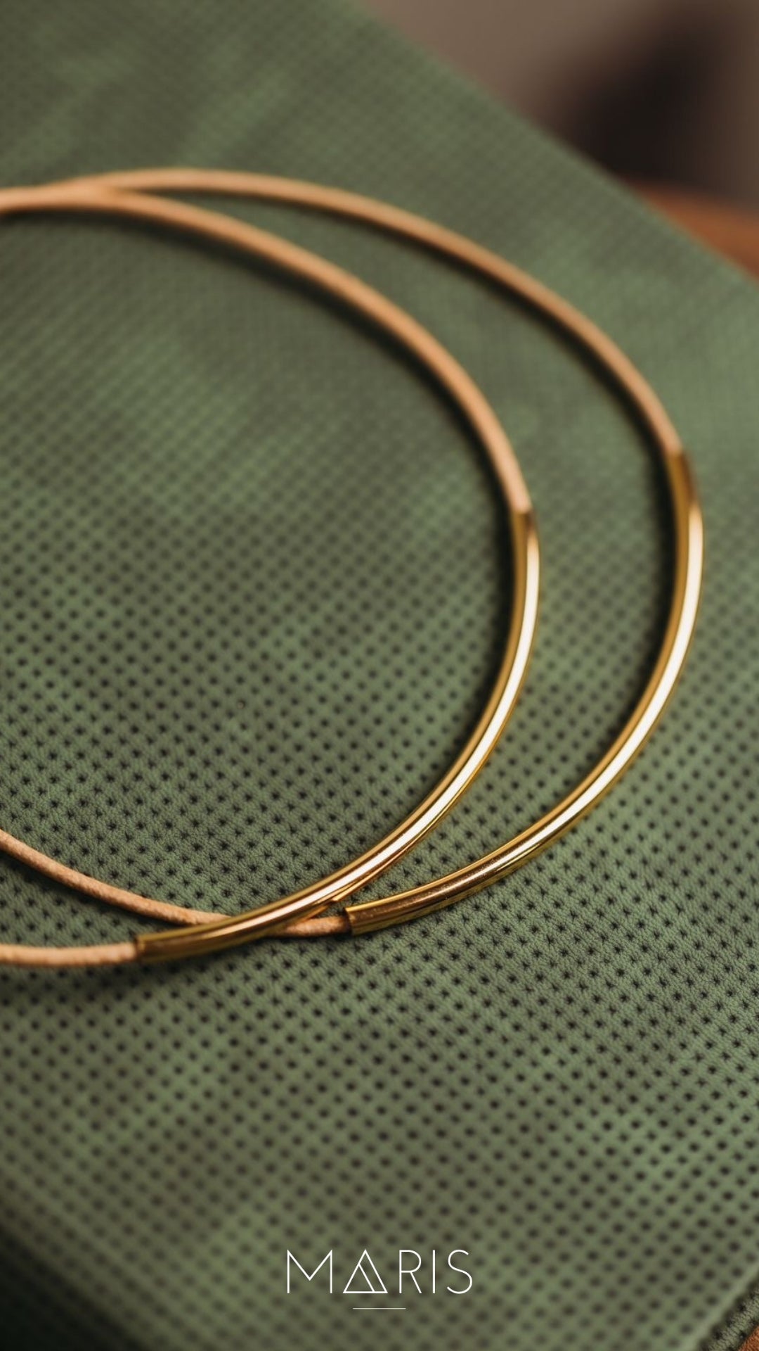 Choker camurça com aro dourado