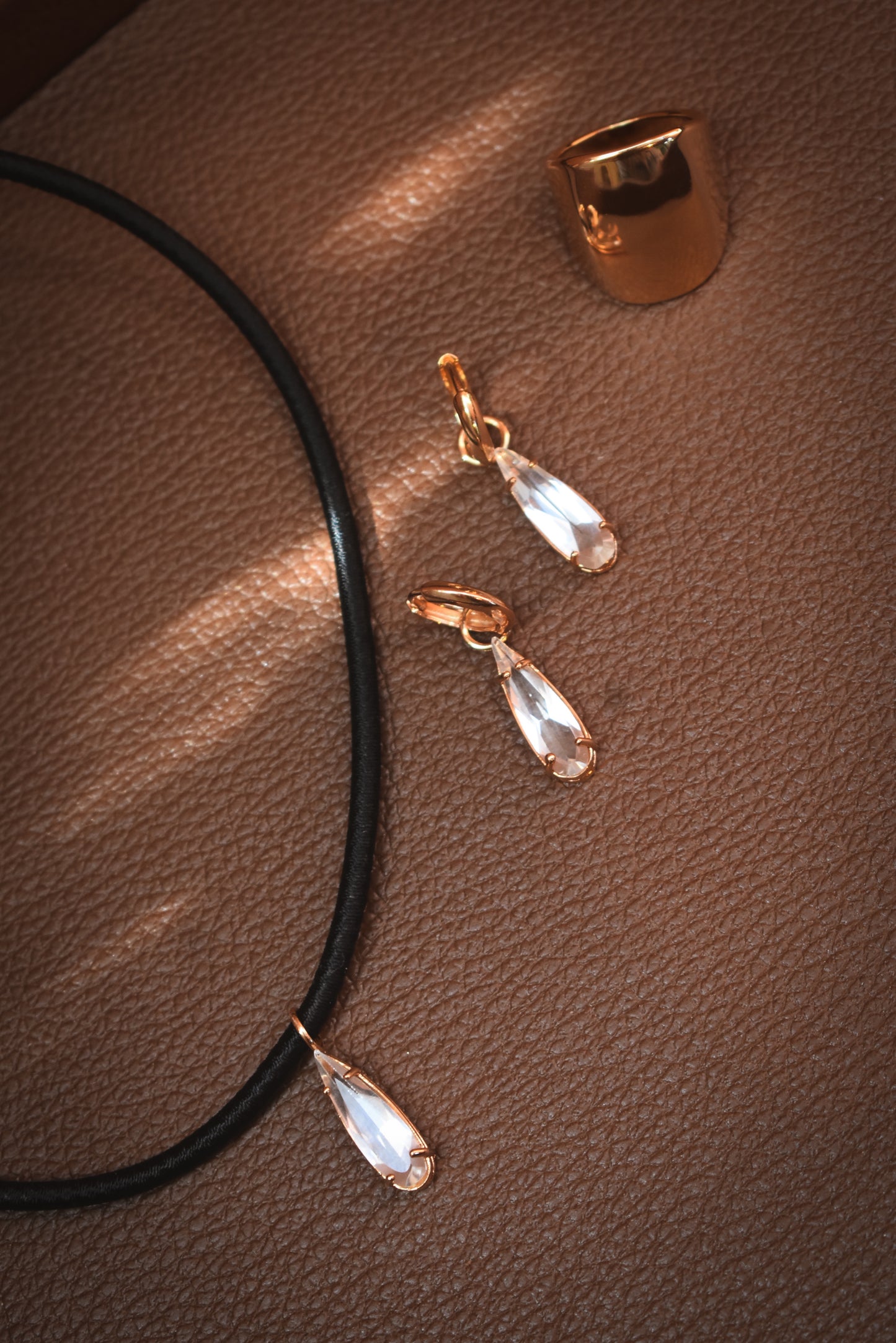 Colar corda preta com gota cristal