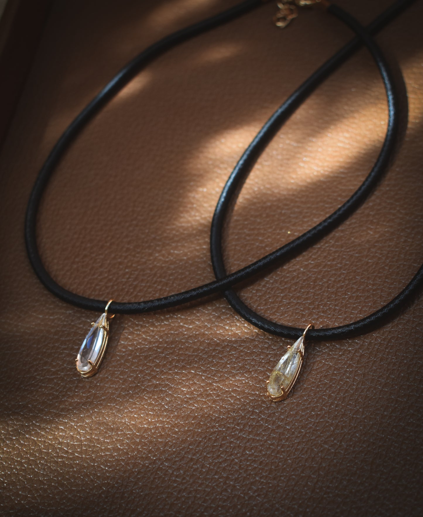 Colar corda preta com gota cristal