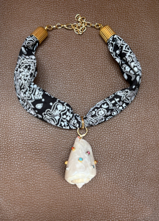 Colar Bandana Preta Com Concha