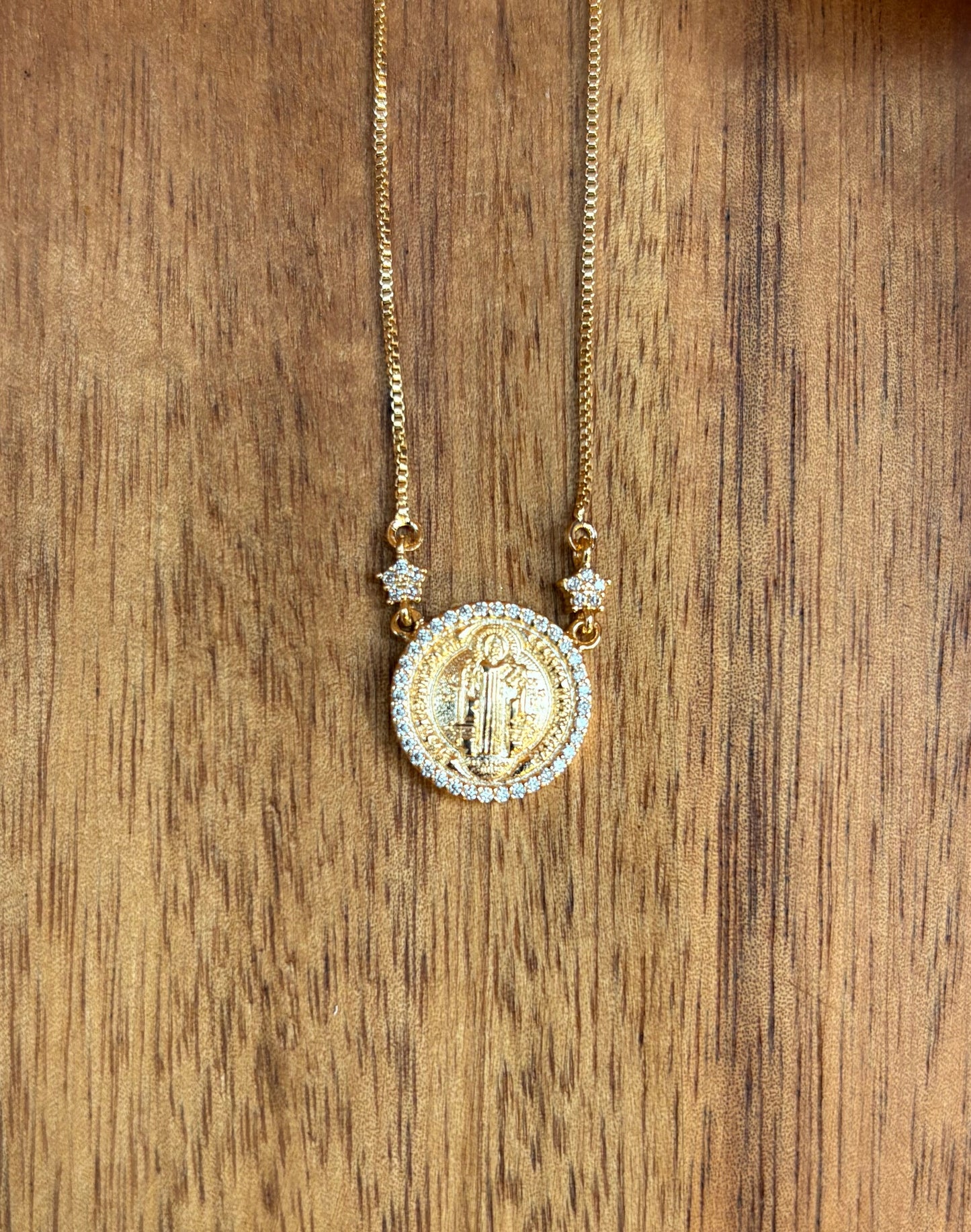 Colar Lá Isla Pingente Circulo Santo Cravejado