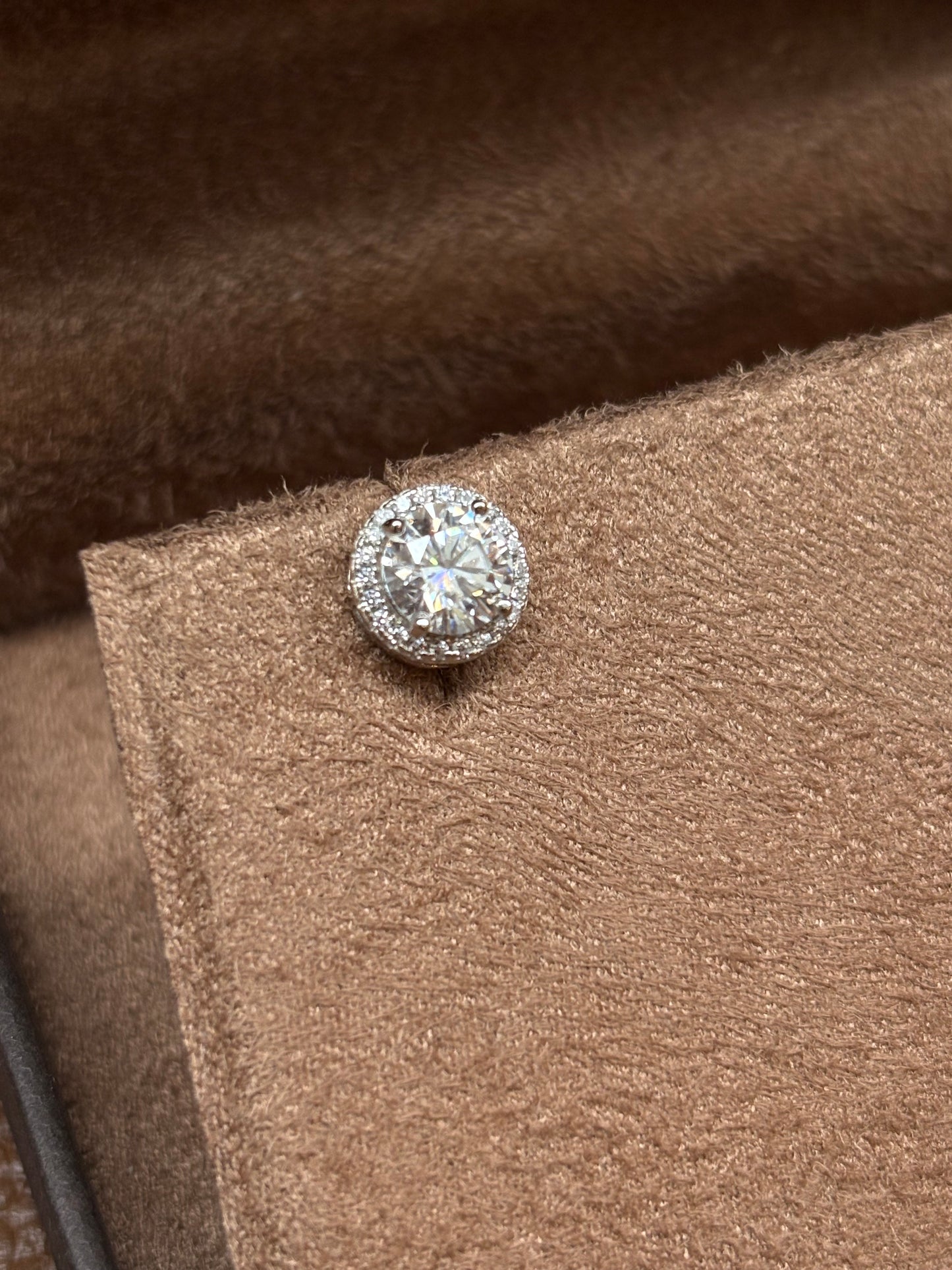 Brinco solitário Moissanite Cravejado 6.5mm