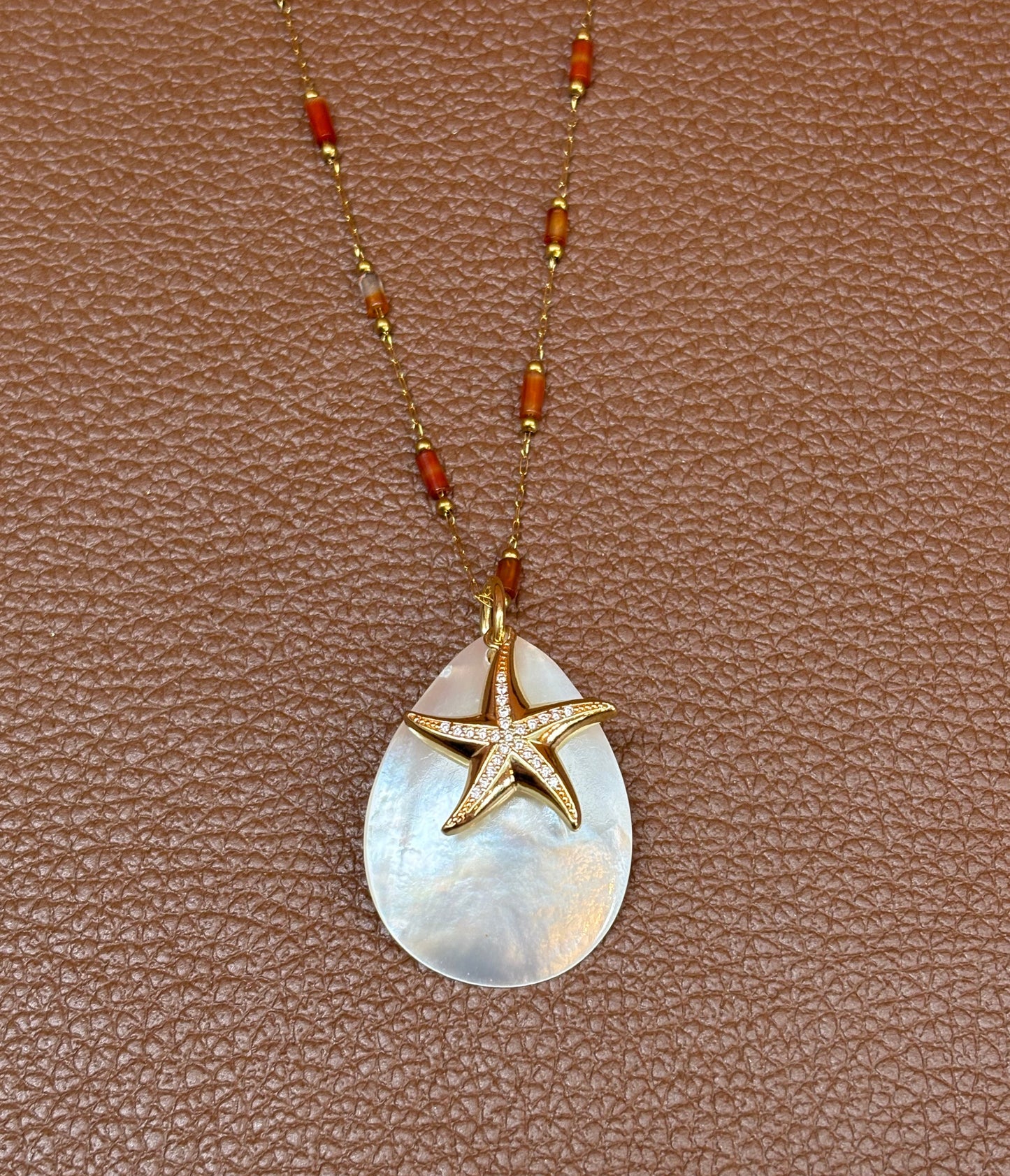 Colar Longo Pastilhas Coral Pingente Madrepérola