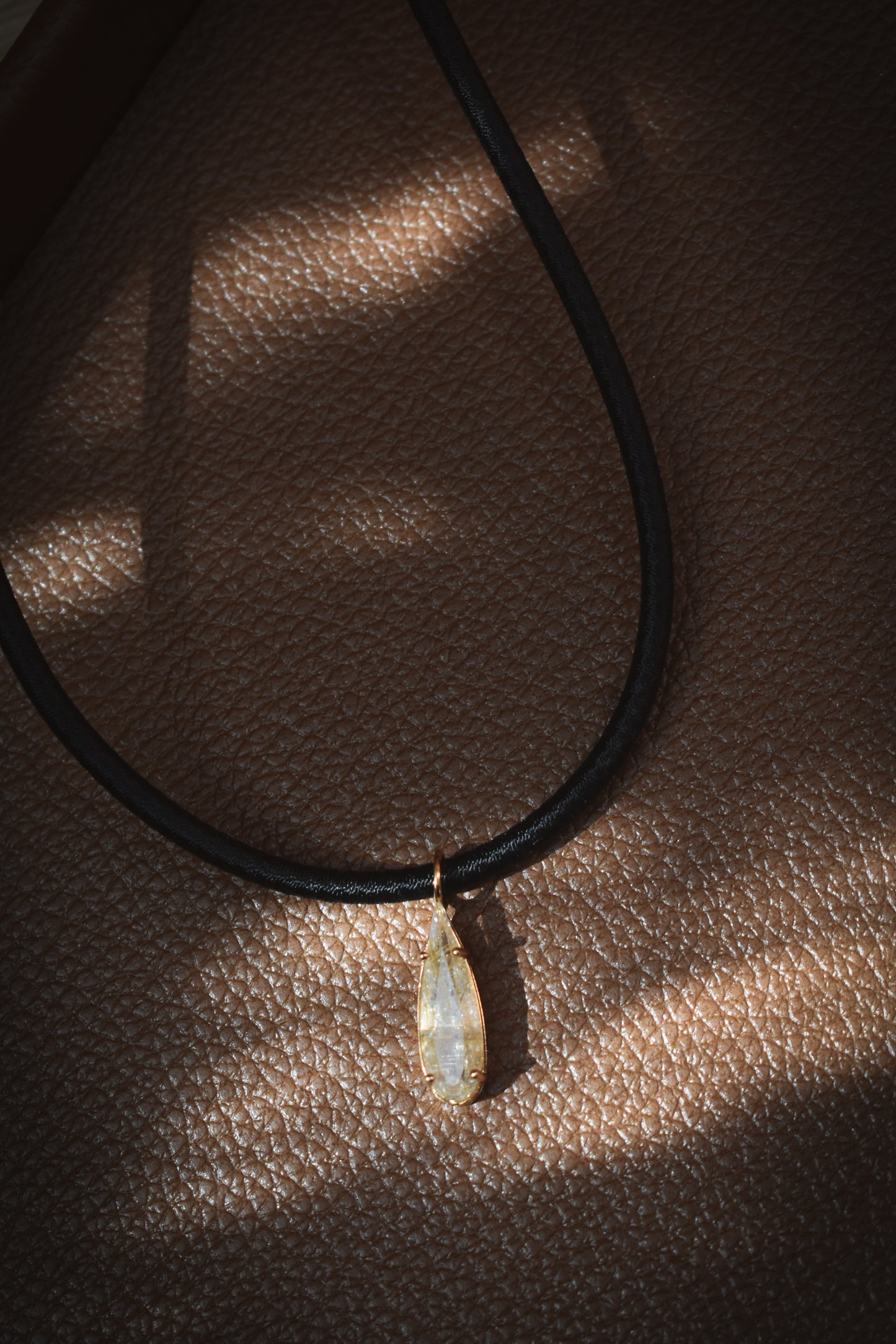 Colar corda preta com gota rutilo
