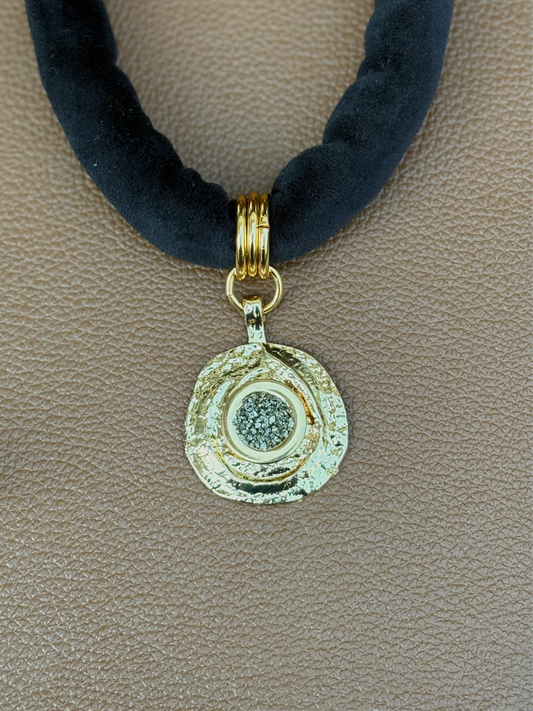 Choker Nômade Preto Pingente Moeda Pirita