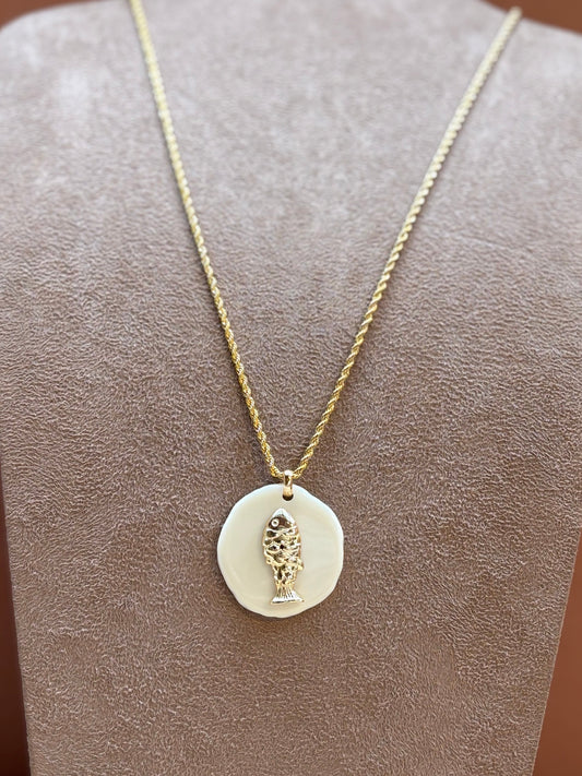 Colar longo Pingente Orgânico Fish White