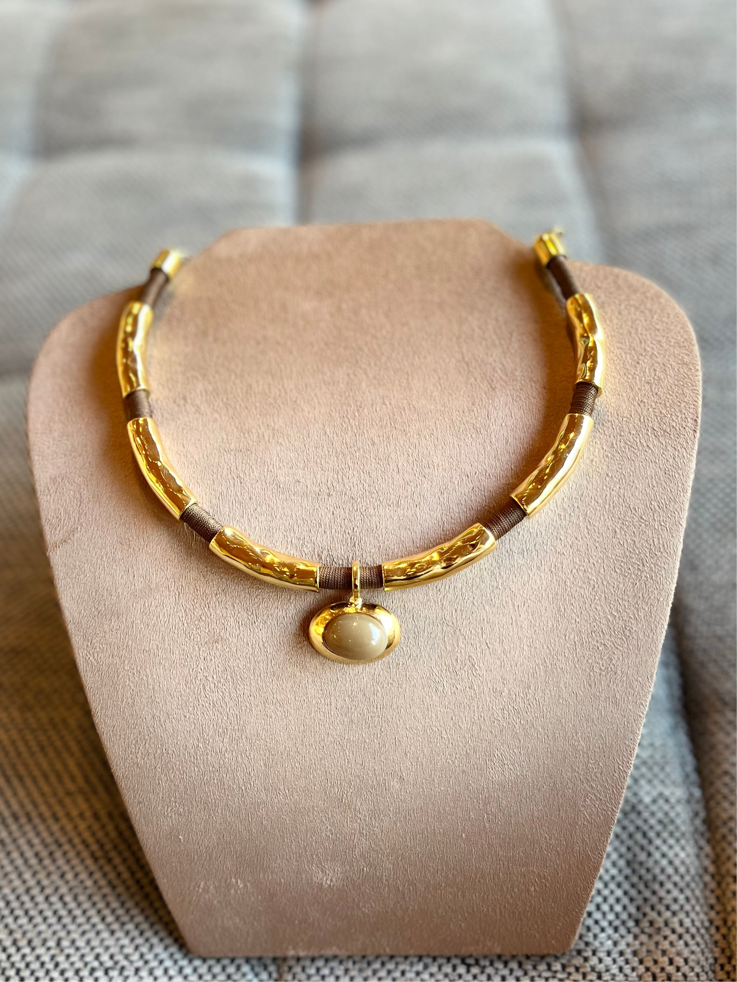 Colar Spring Rígido Corda Marfim