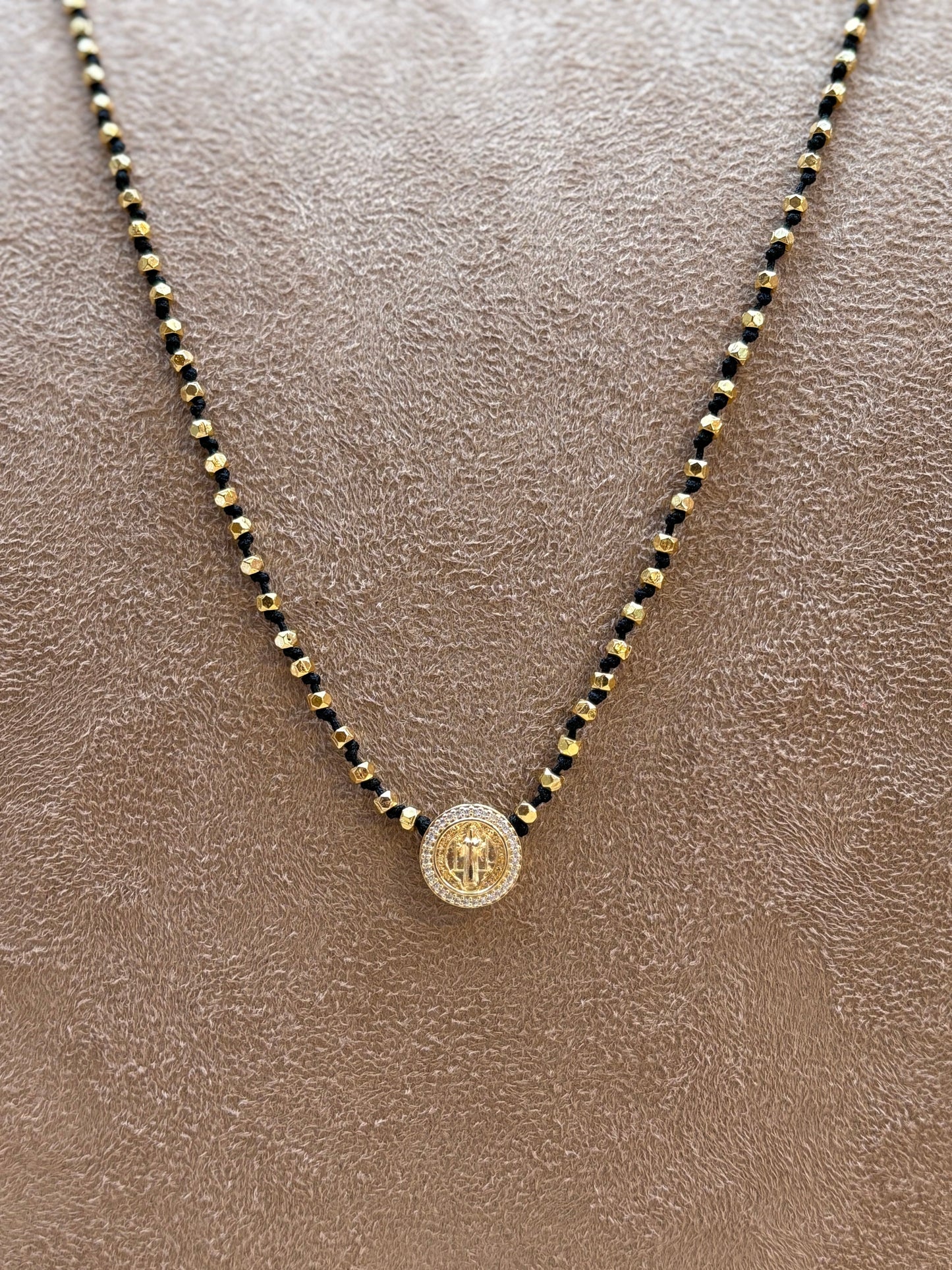 Colar Escapulário Lá Isla Tecido Black