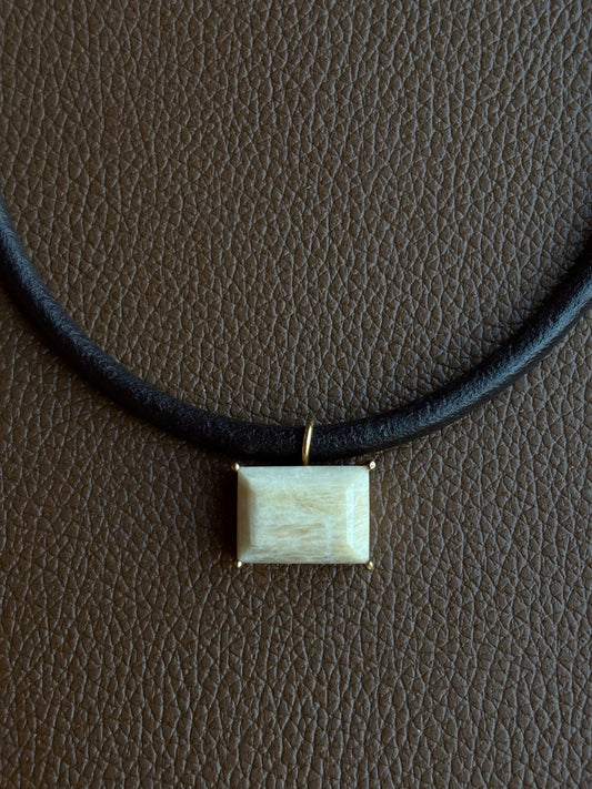 Colar Couro Amazonita Bege