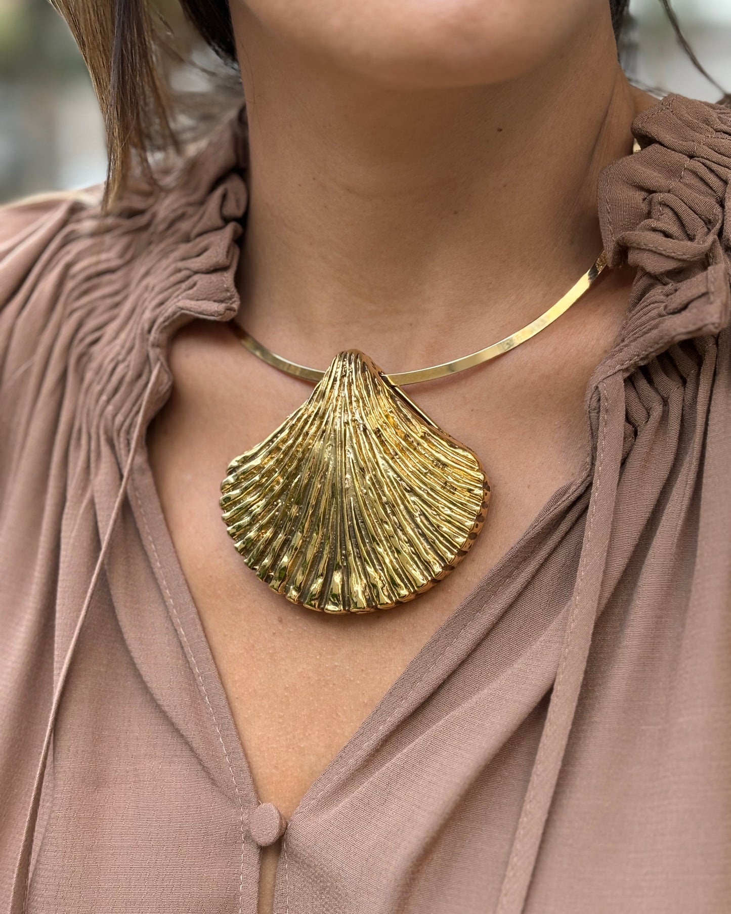 Colar Choker Rígida Concha