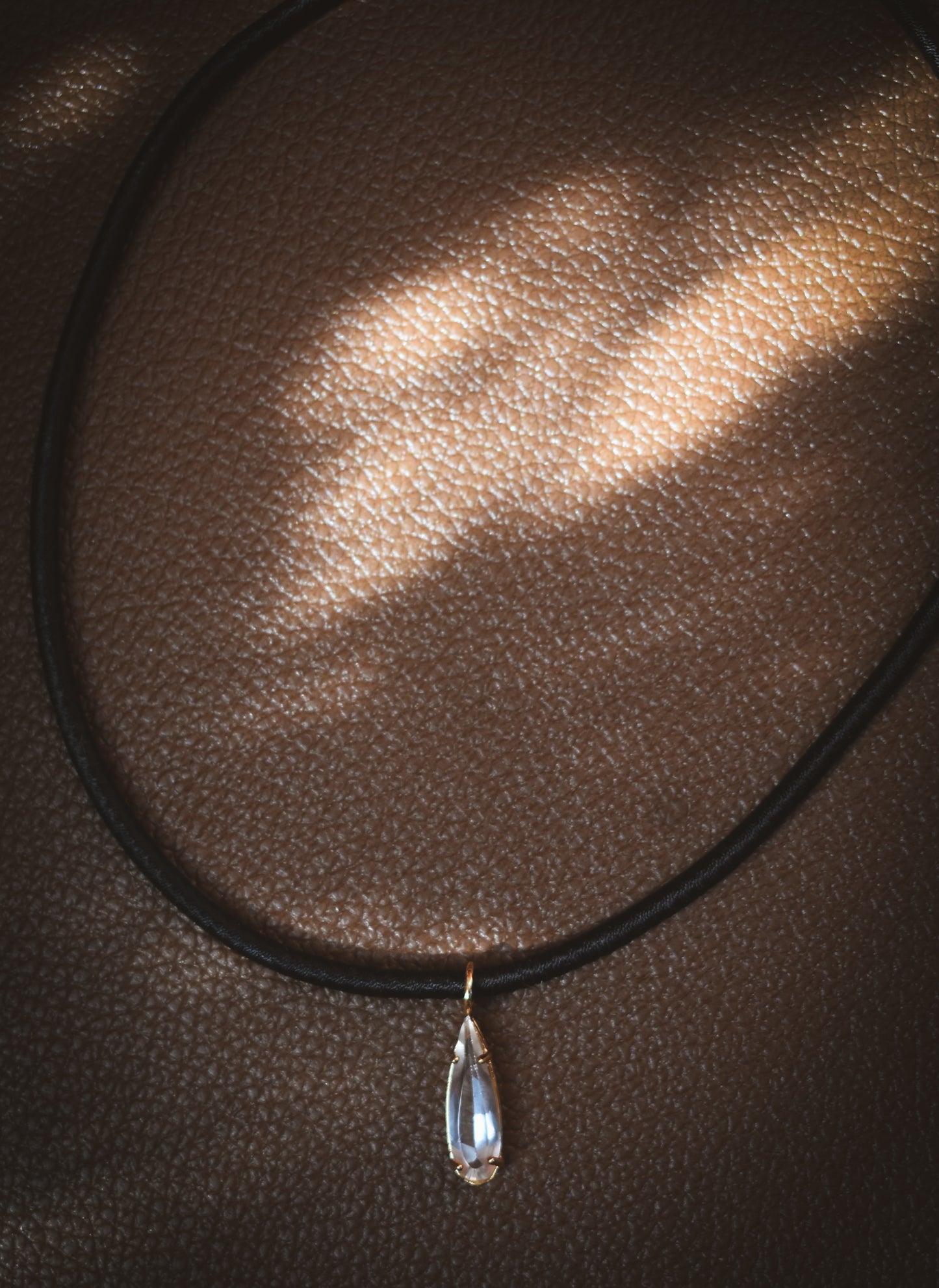 Colar corda preta com gota cristal