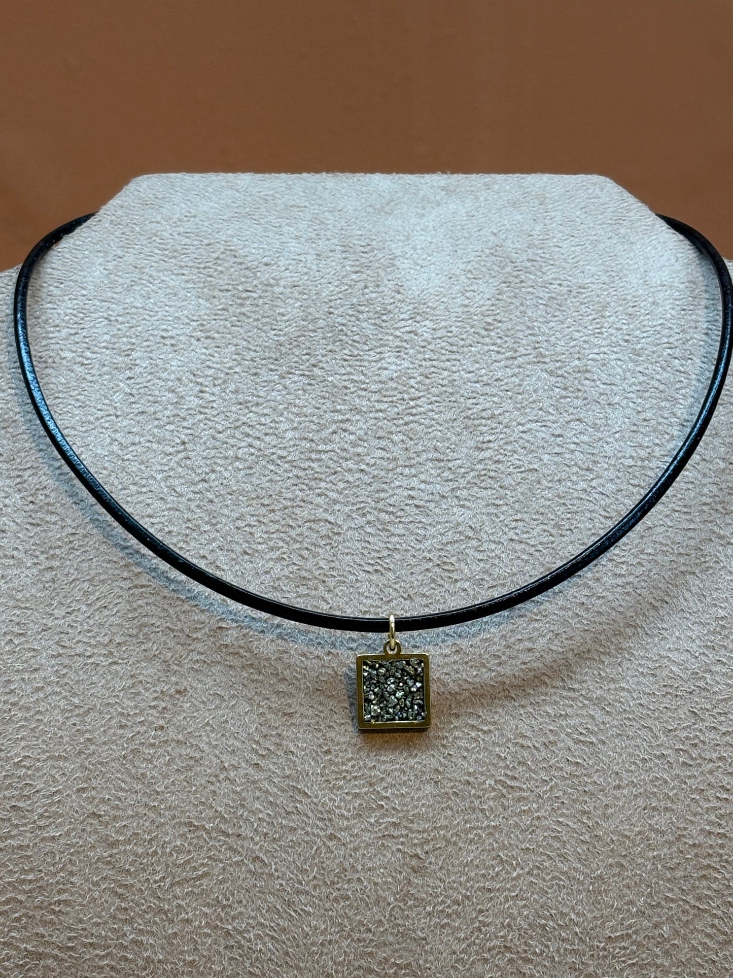 Choker Couro Pingente Quadrado Mini Pirita