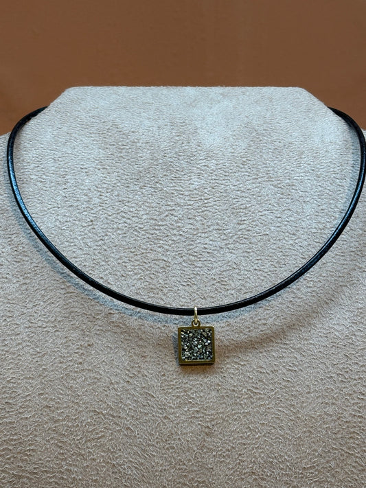 Choker Couro Pingente Quadrado Mini Pirita