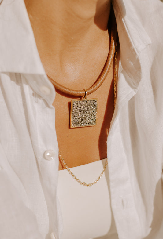 Choker Couro Pingente Quadrado Pirita