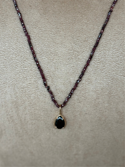 Colar curto granada e green gold