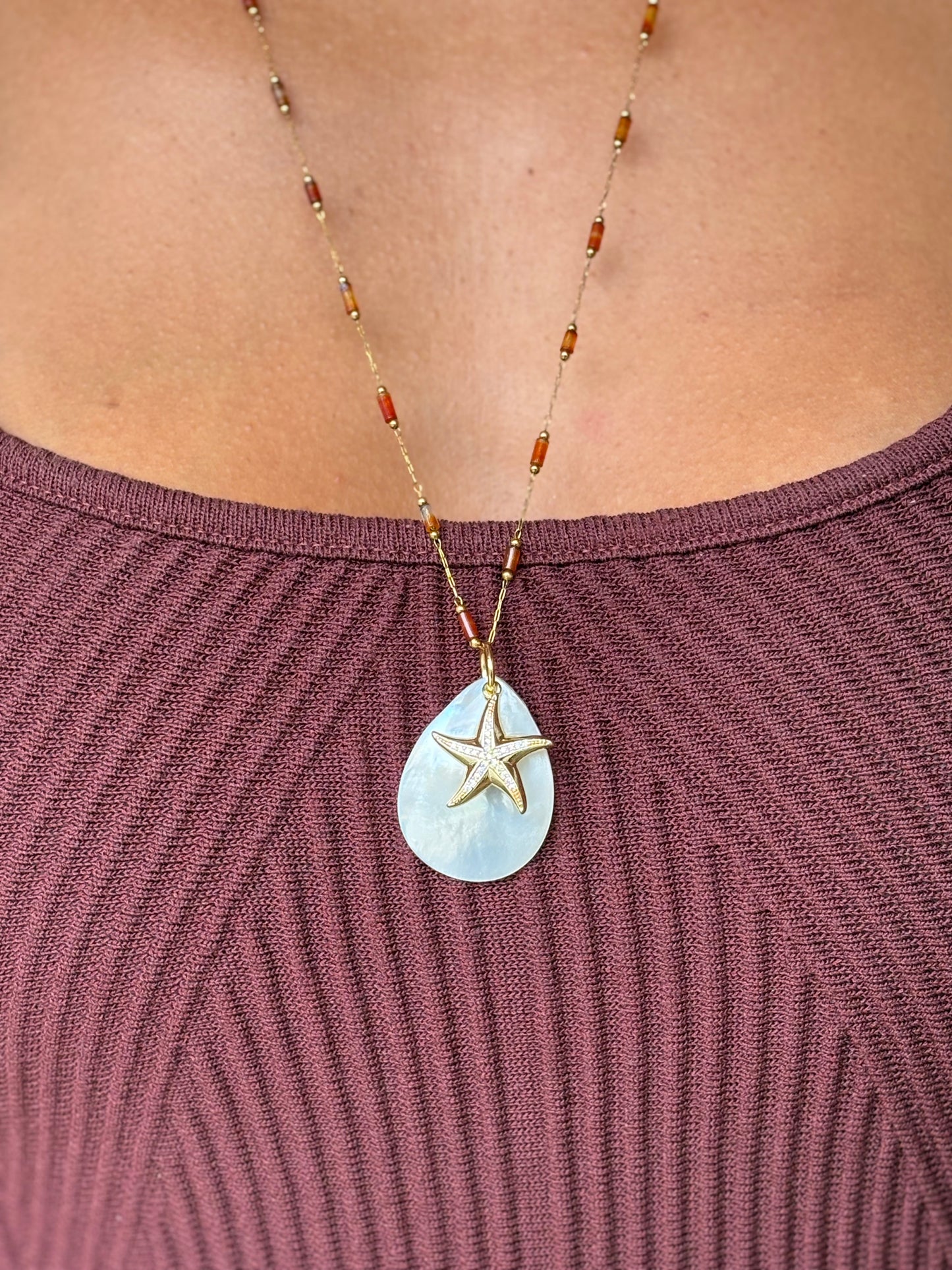 Colar Longo Pastilhas Coral Pingente Madrepérola