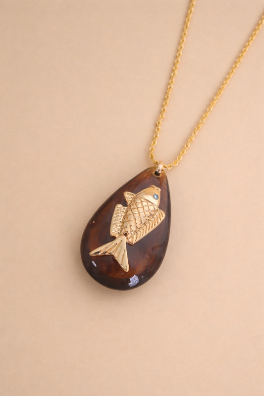 Colar Longo Resina Oval Marrom Com Peixe