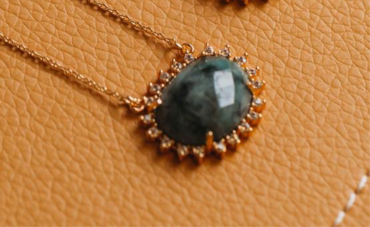 Colar Botton Esmeralda Cravejada