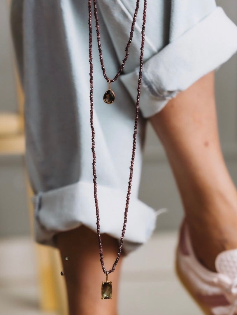 Colar longo granada e green gold