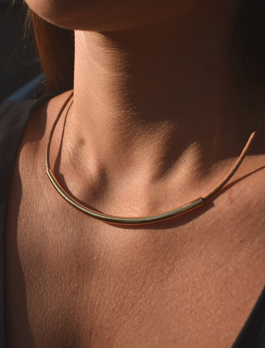 Choker camurça com aro dourado