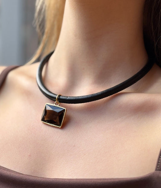 Choker Serene Couro Pingente Fume
