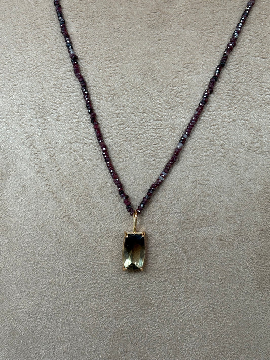 Colar longo granada e green gold