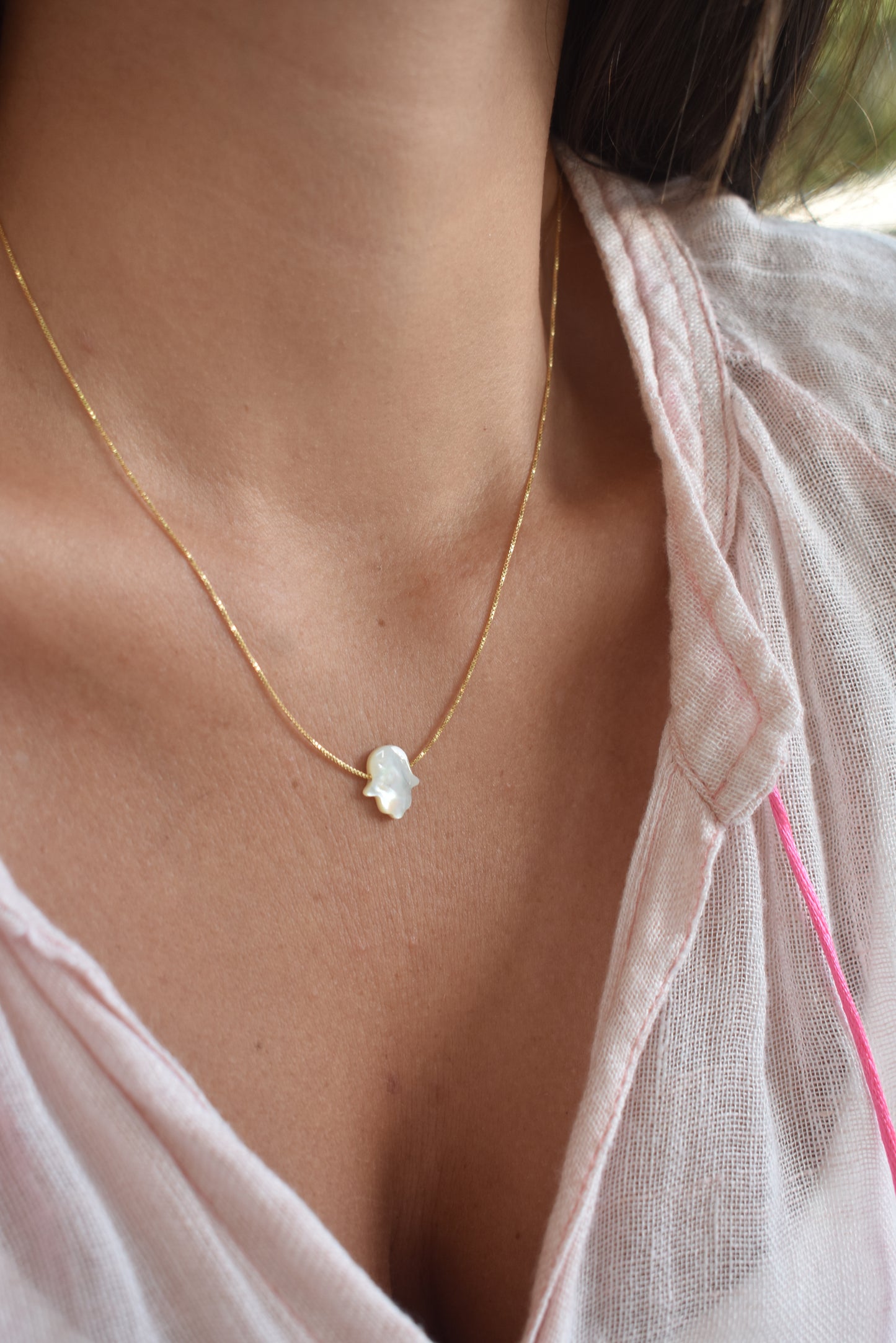 Colar Hamsa madreperola dourado