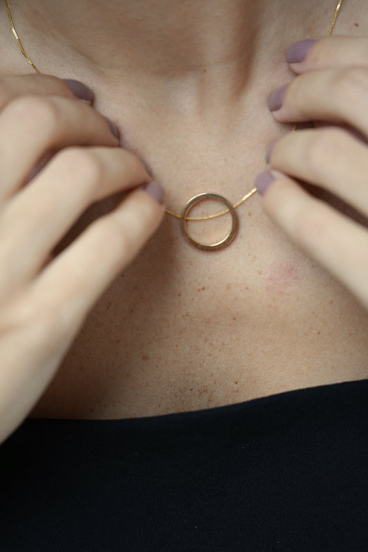 Colar aro vazado dourado