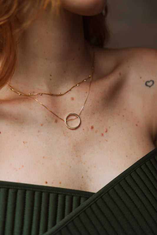 Colar aro vazado dourado