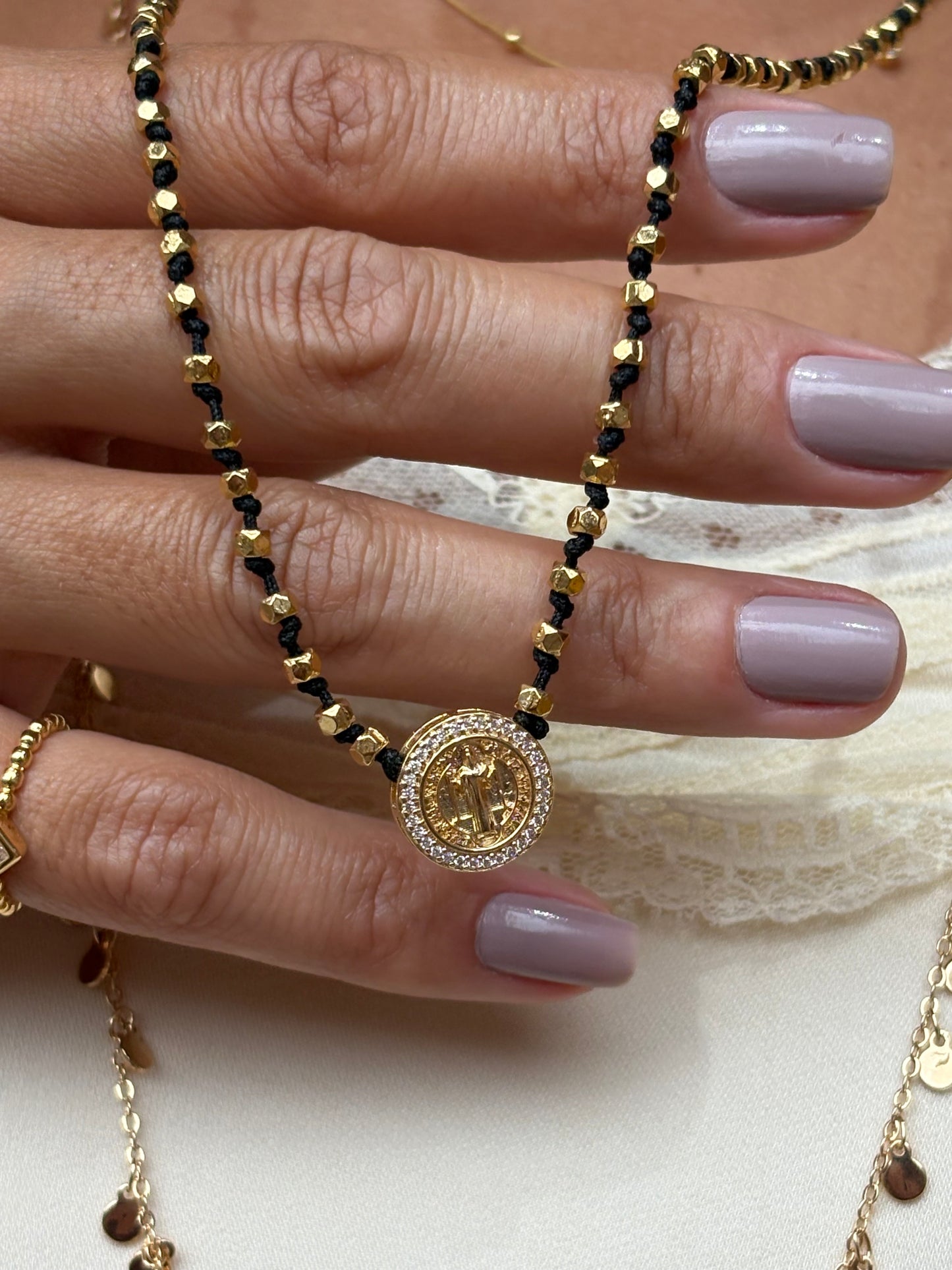 Colar Escapulário Lá Isla Tecido Black