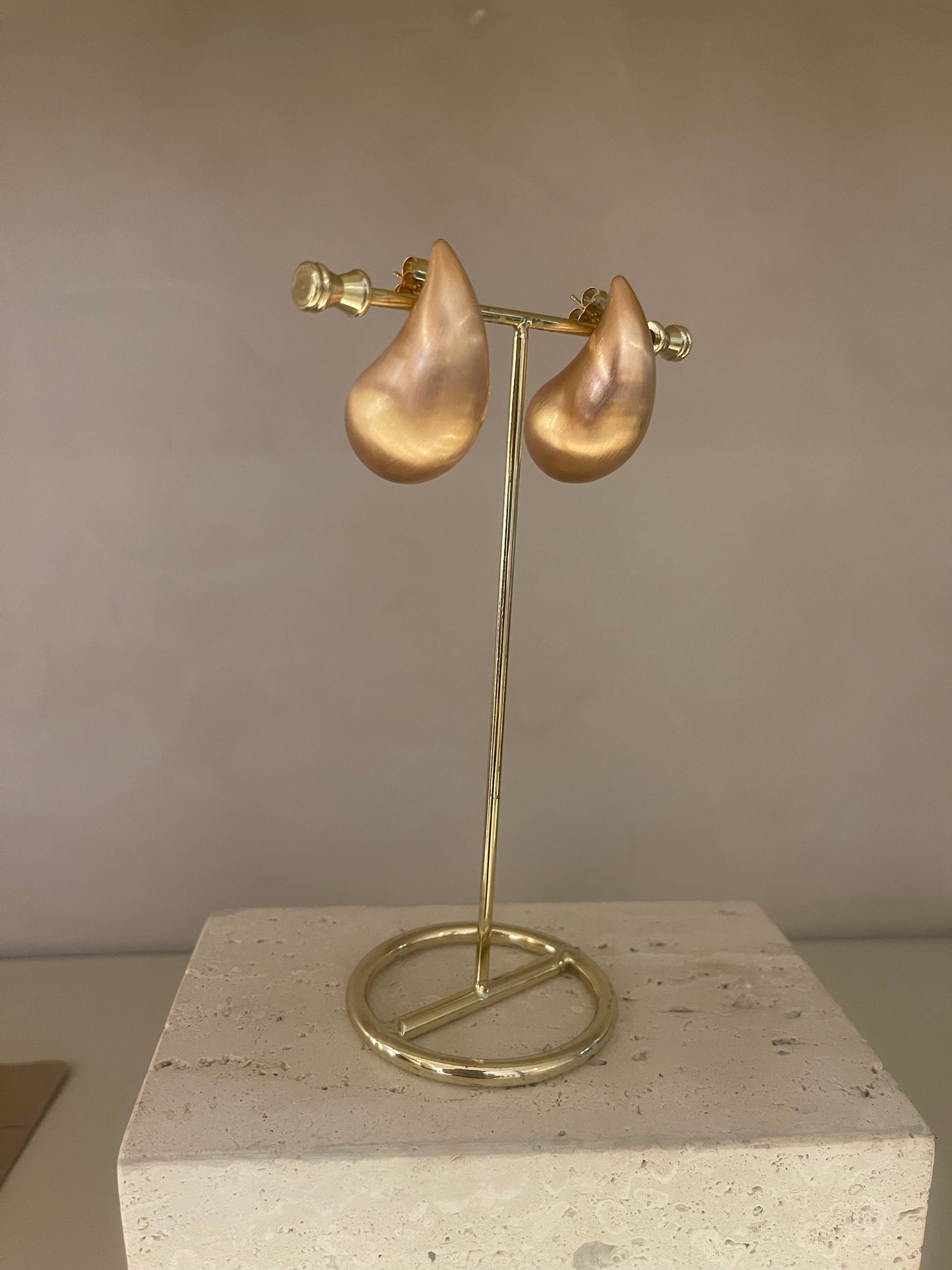 Brinco Gota Escovado Dourado