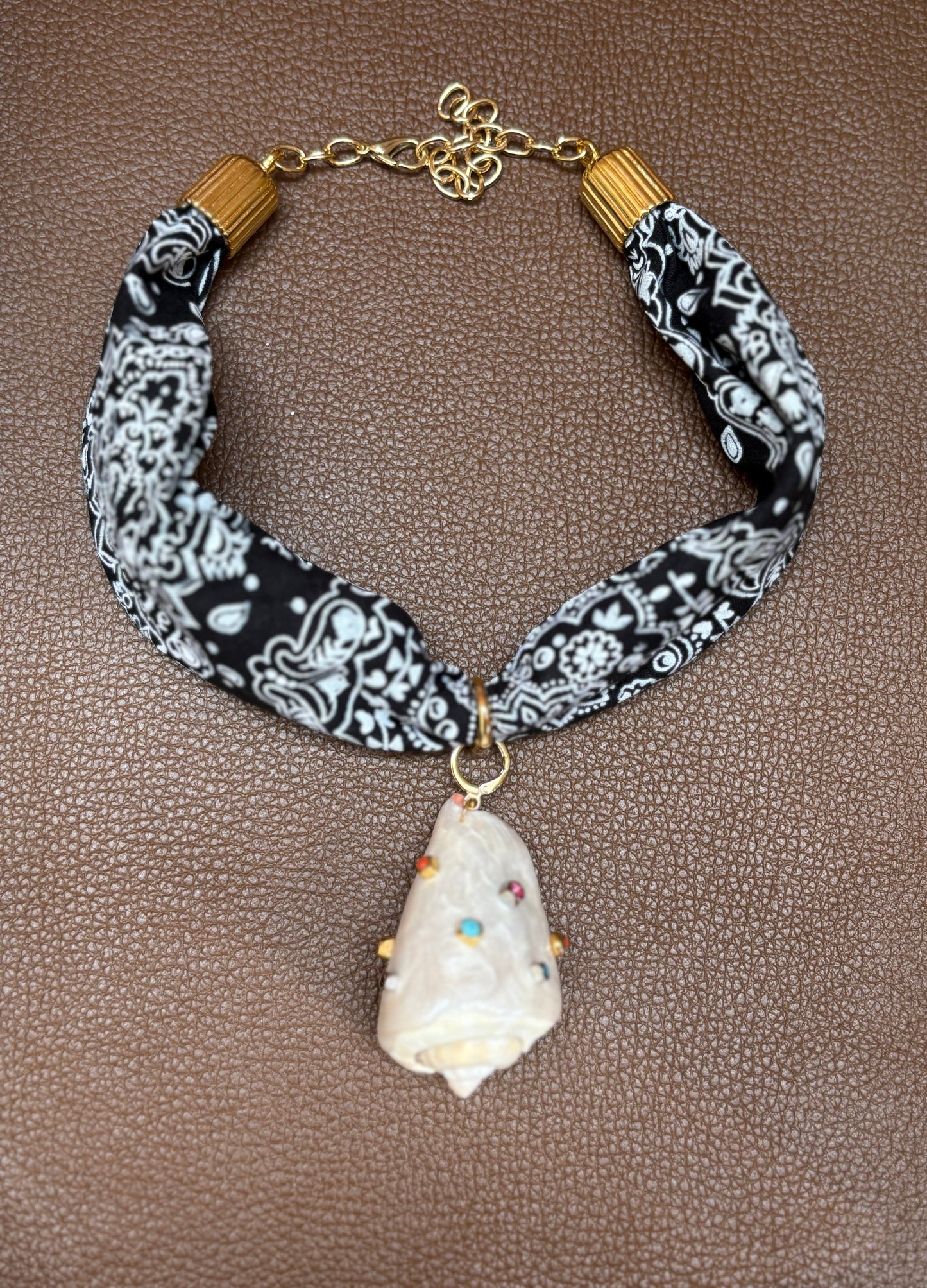 Colar Bandana Preta Com Concha