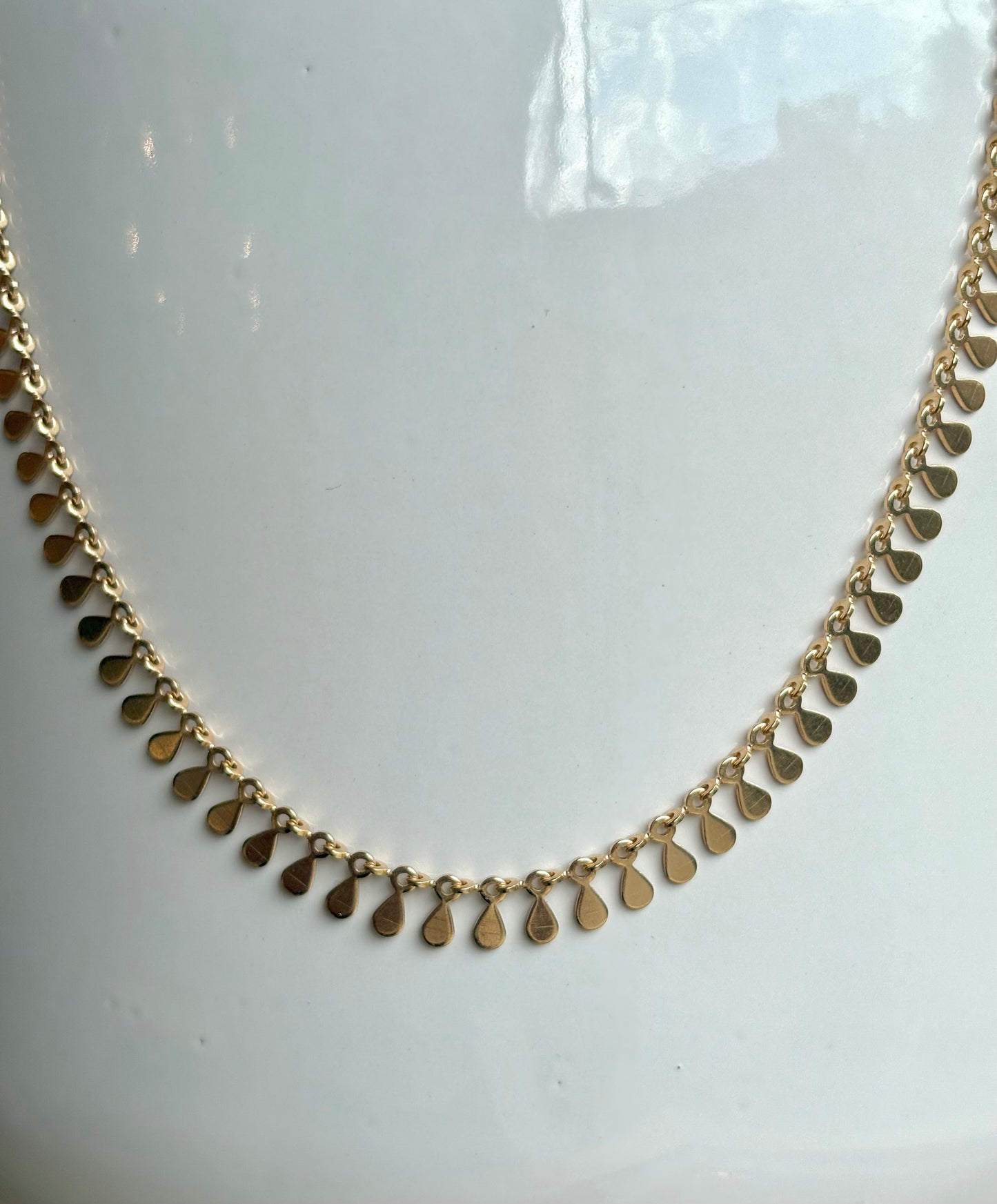 Colar Curto Gotinhas Achatadas