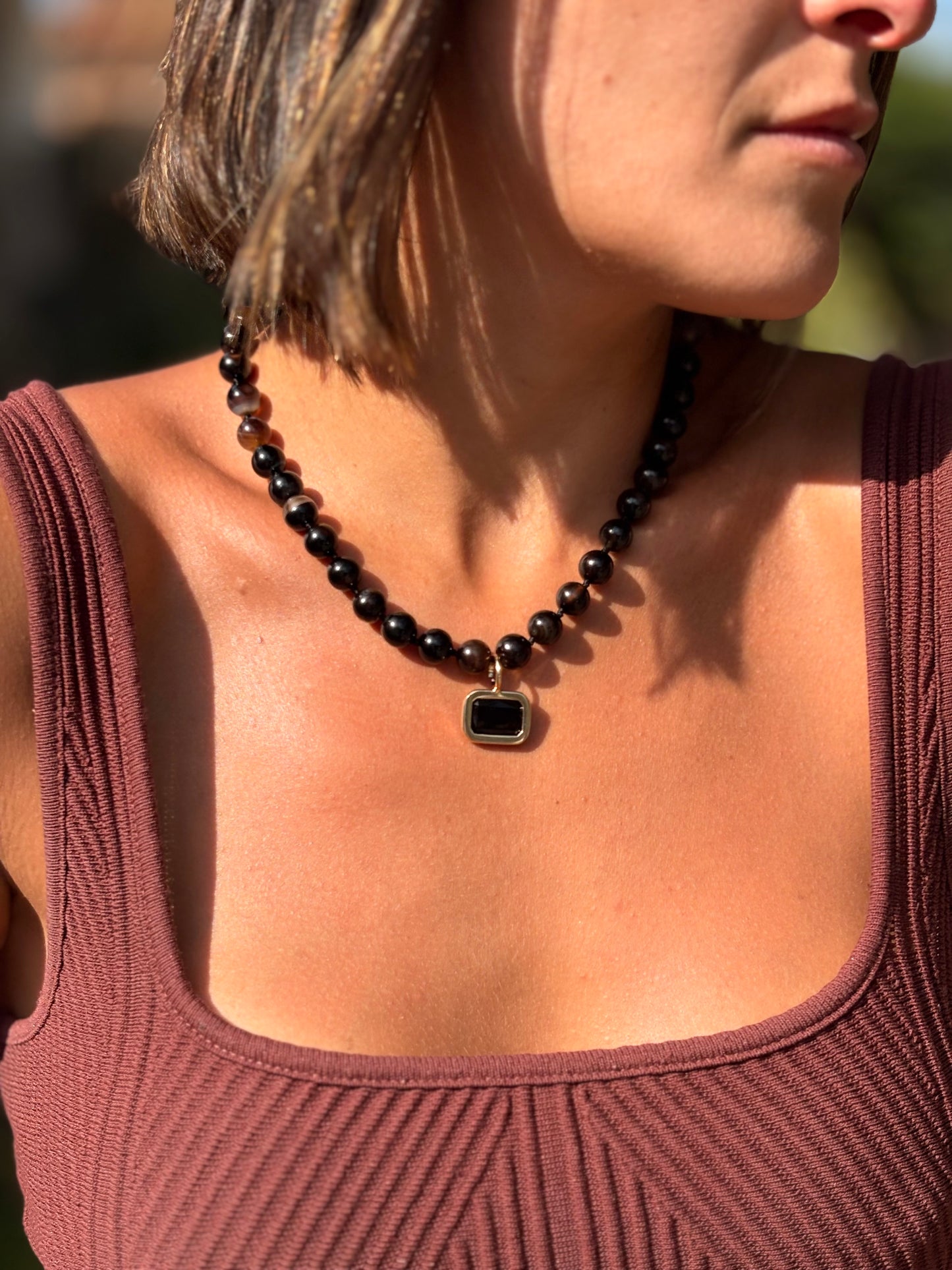 Colar Bolas Agata Marrom Com Pingente Ônix