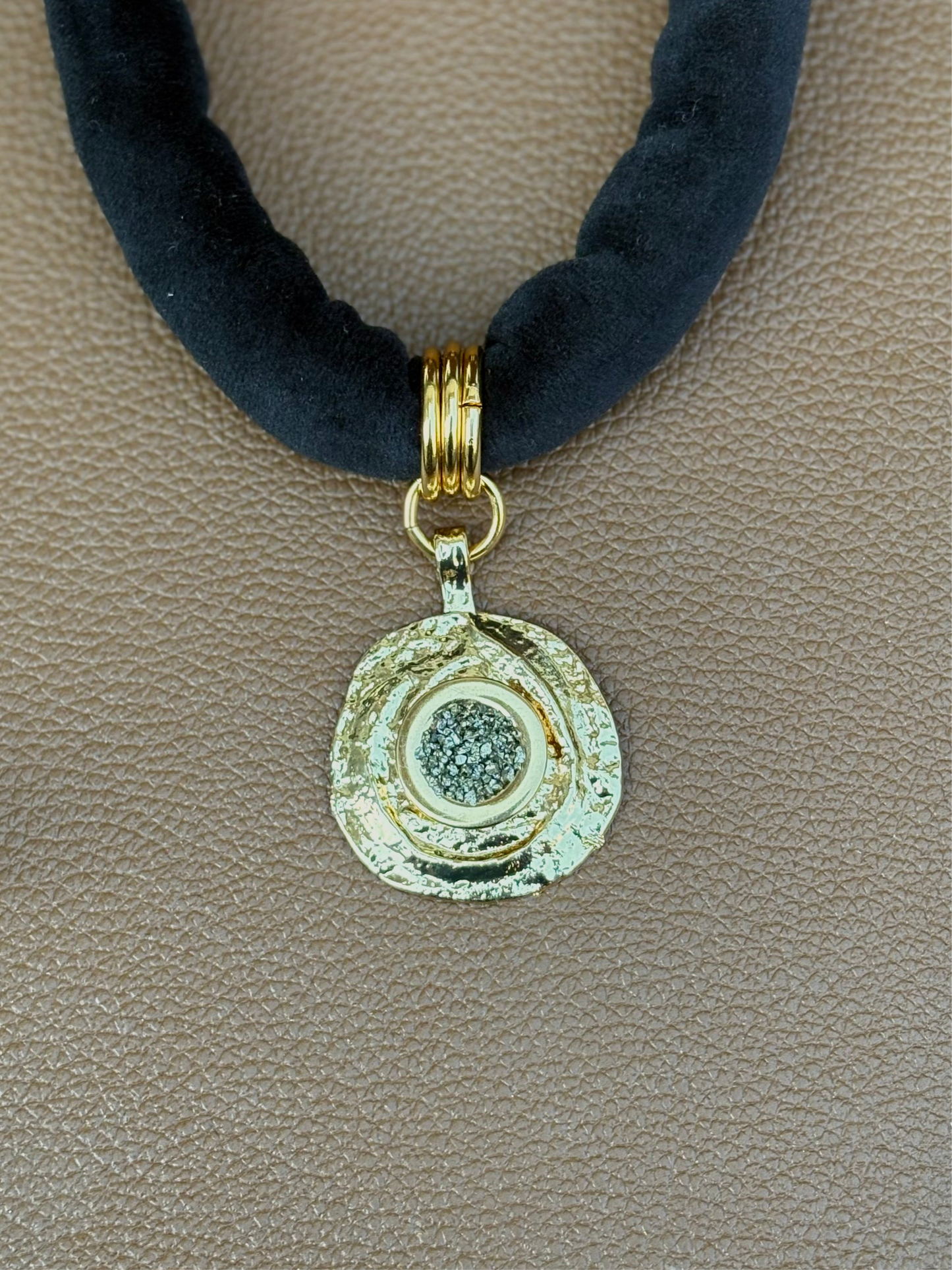 Choker Nômade Preto Pingente Moeda Pirita