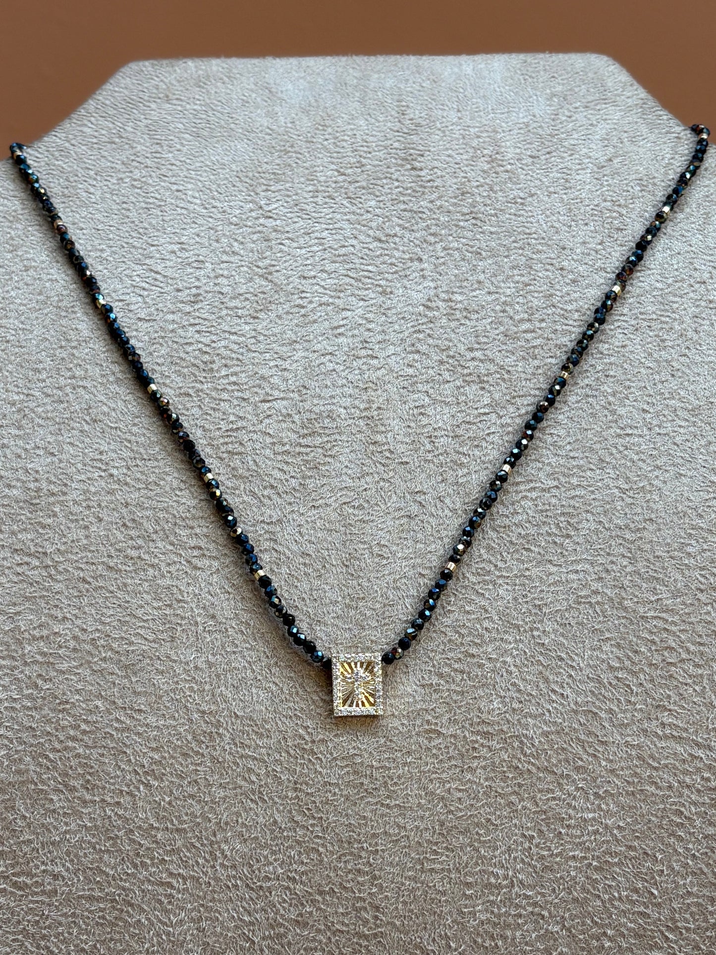 Colar La Isla Pedrinhas Pingente Santo