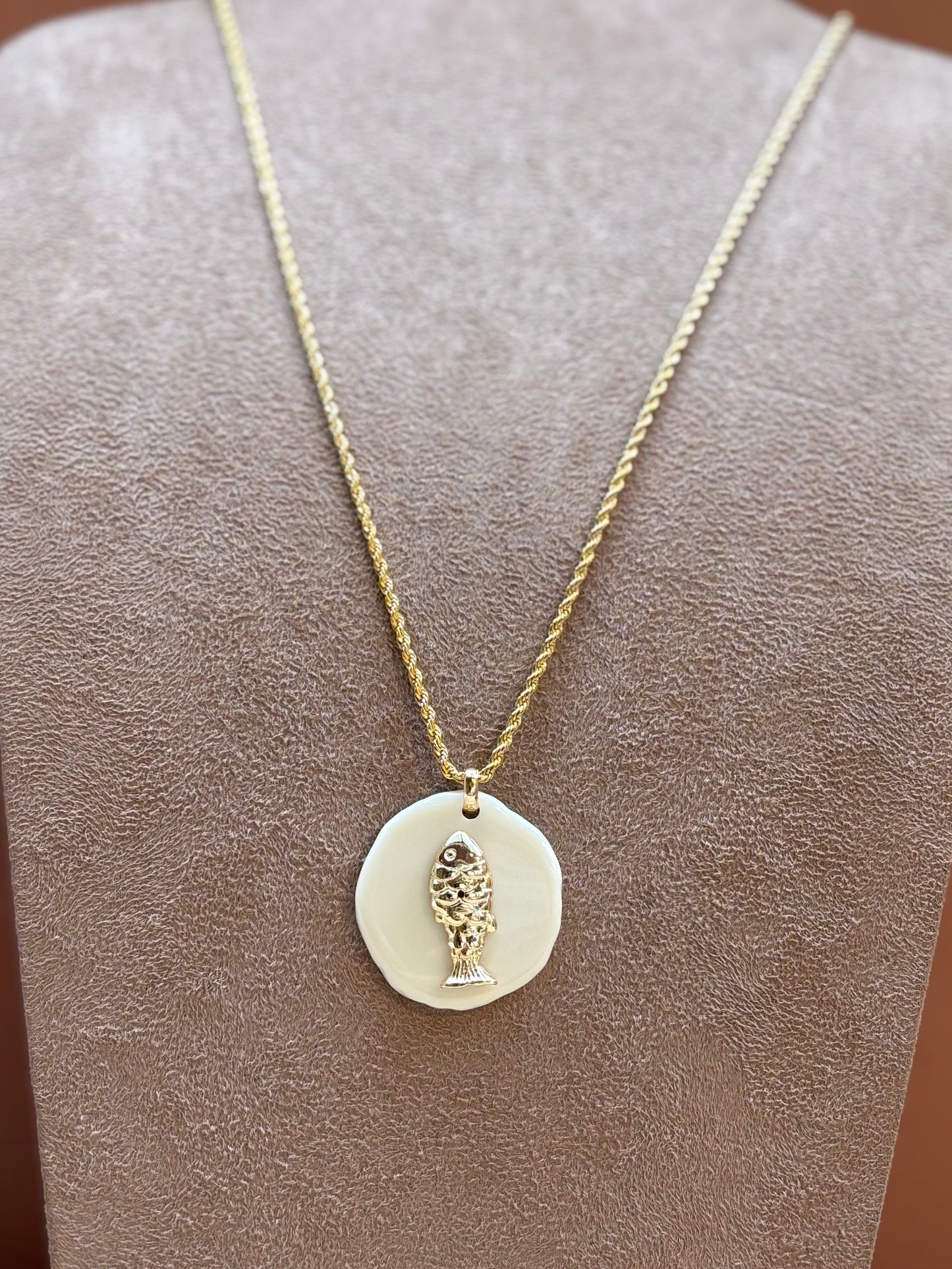 Colar longo Pingente Orgânico Fish White