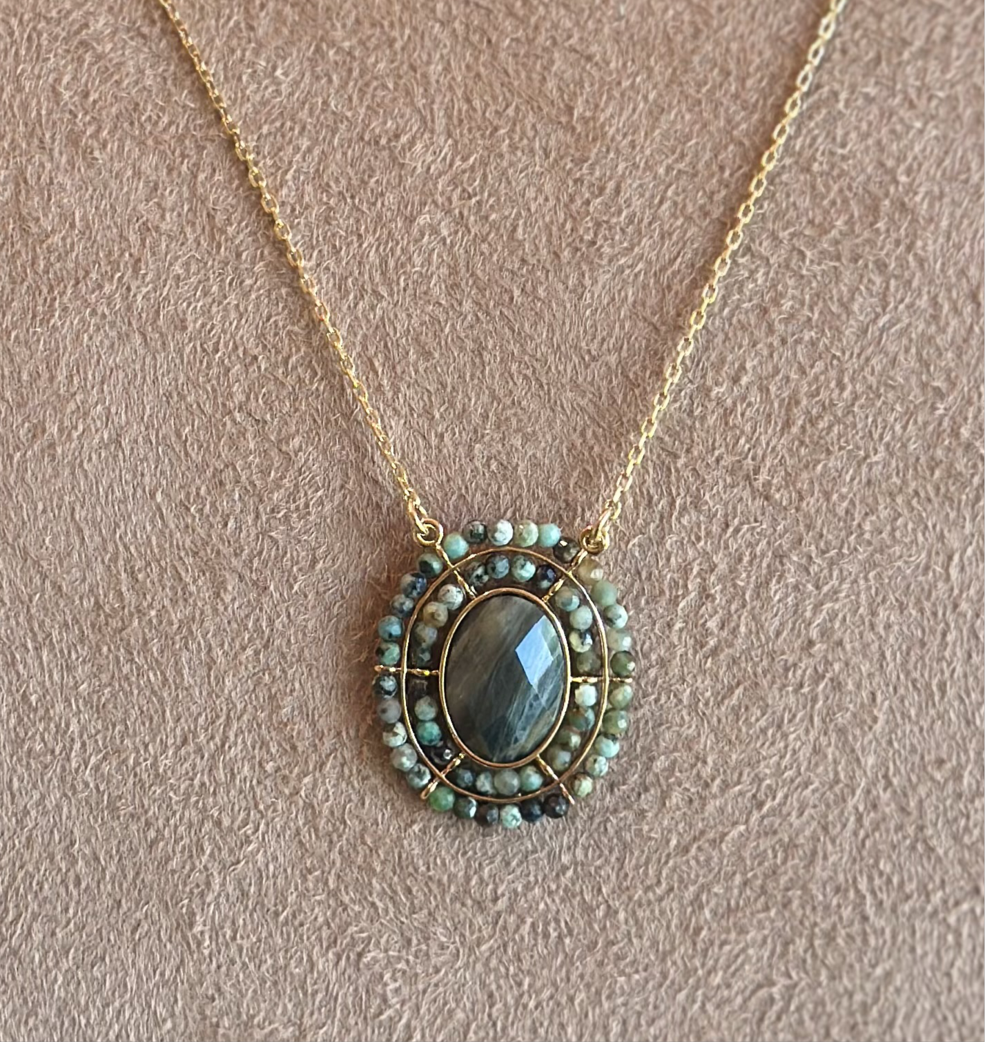 Colar Bottom Turquesa Africana com Jasper Verde
