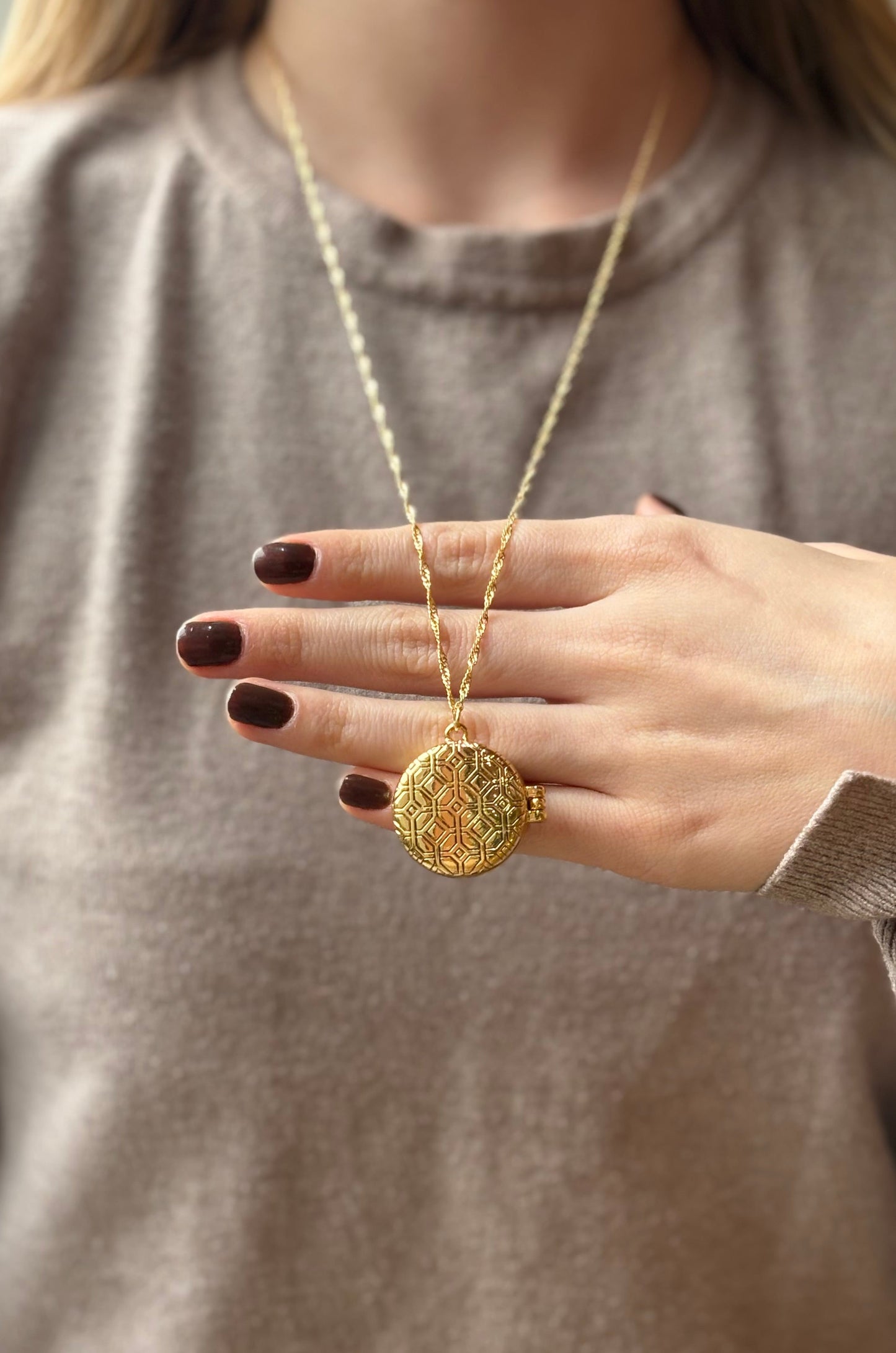 Colar Relicário Vintage Dourado