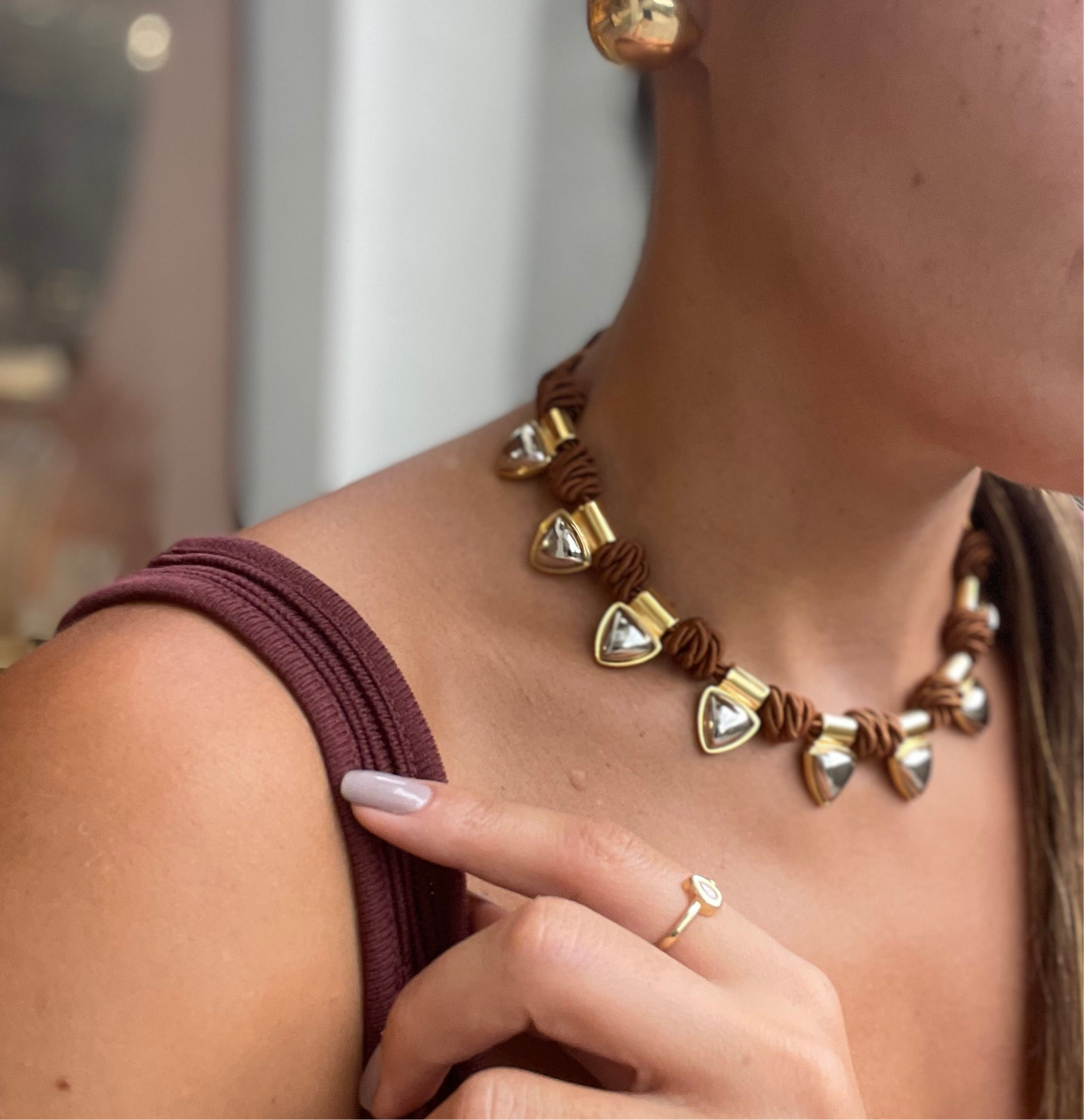 Colar Corda Marrom Com Triângulos