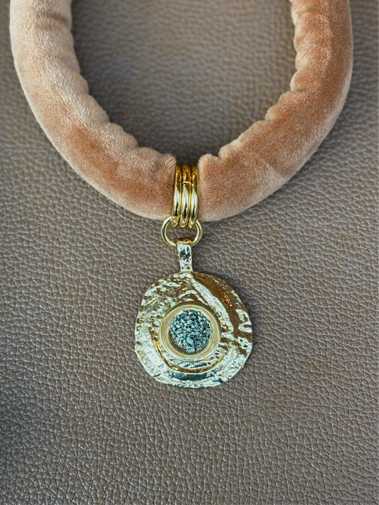 Choker Nômade Marrom Pingente Moeda Pirita
