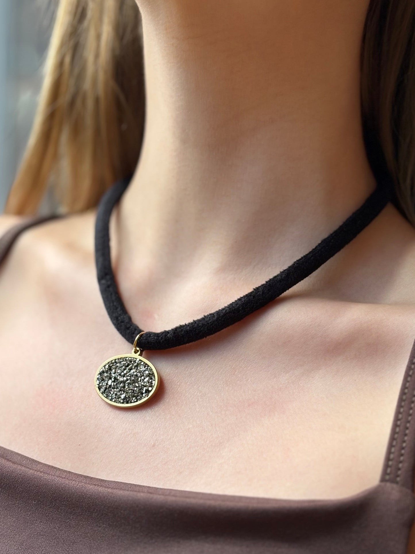 Choker  Camurça Black Com Pingente Pirita