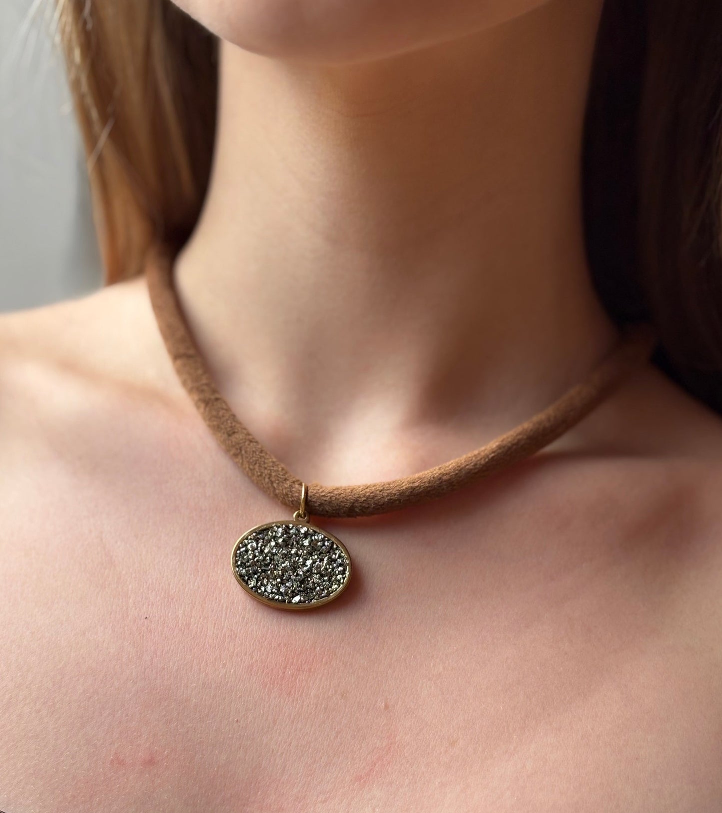 Choker  Camurça Marrom Com Pingente Pirita