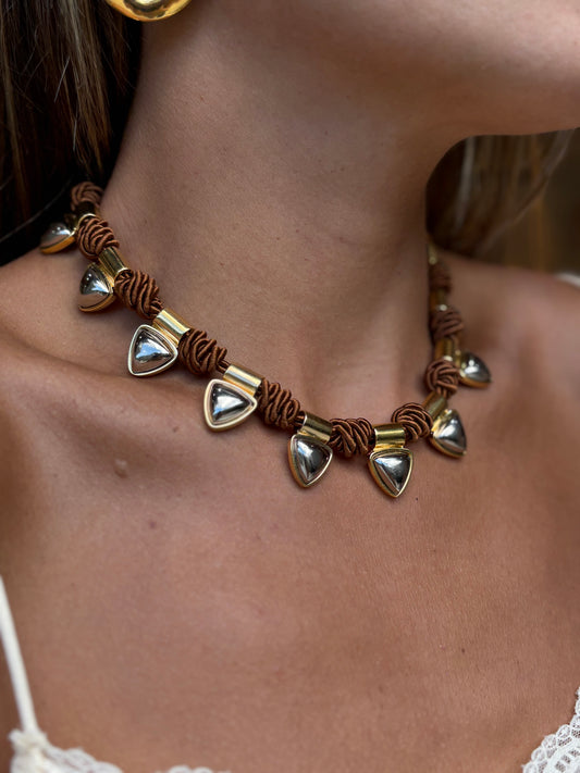 Colar Corda Marrom Com Triângulos