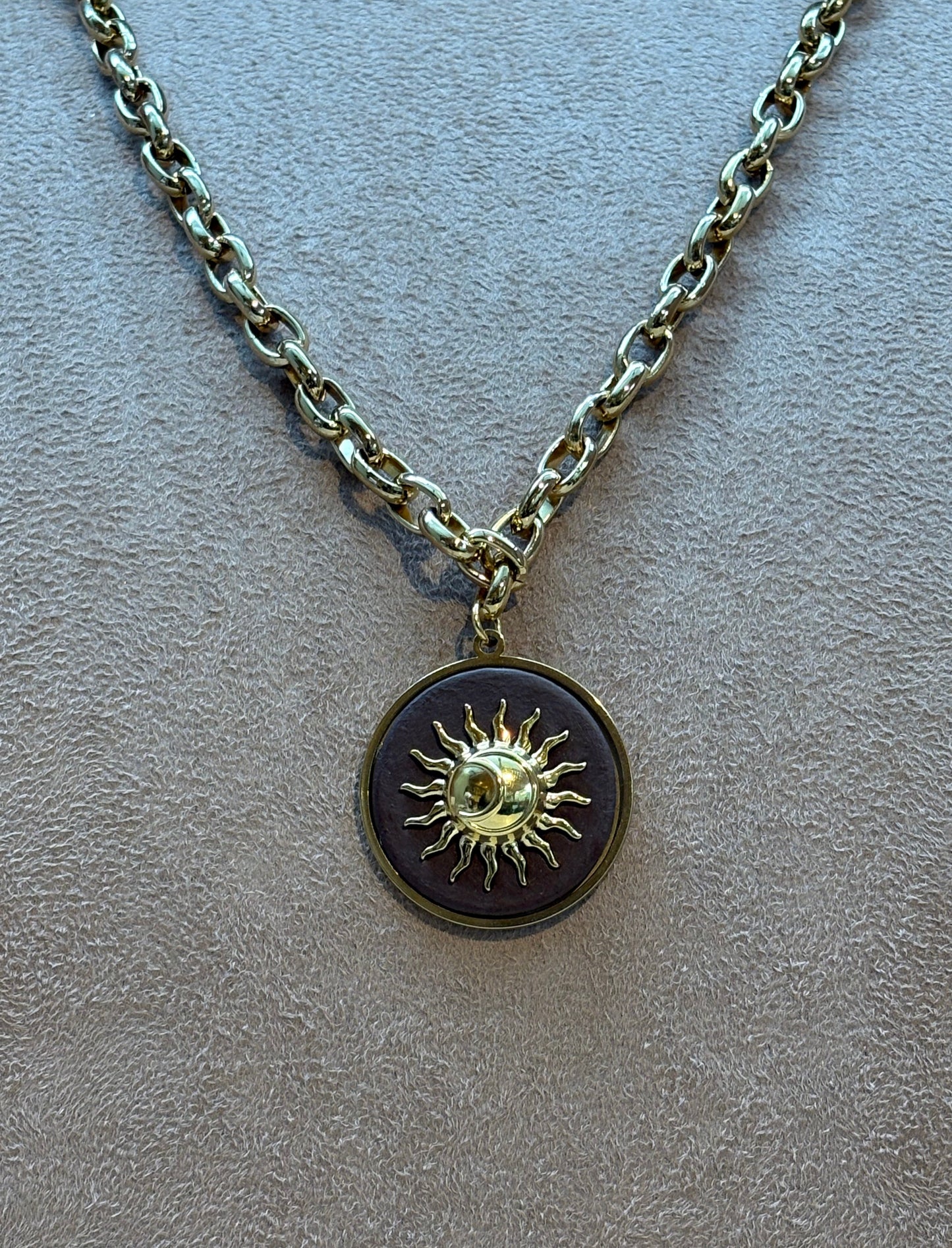 Colar Pingente Couro Solar