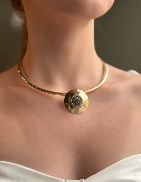 Choker Gaya Pirita