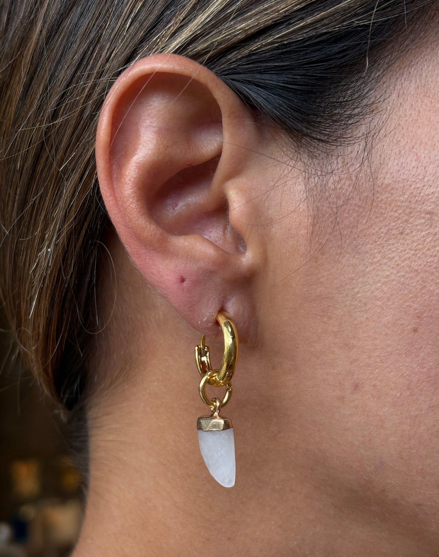 Brinco Argola Mini Dente Quartzo Branco