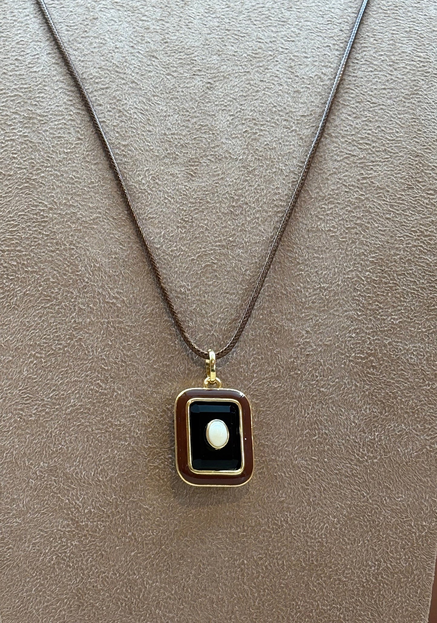 Colar Longo Corrente/Couro Marrrom Pingente Quadrado Resina