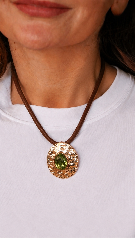 Colar Couro Marrom Pingente Disc Verde